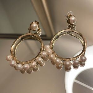 Hammered pearl dangle earrings